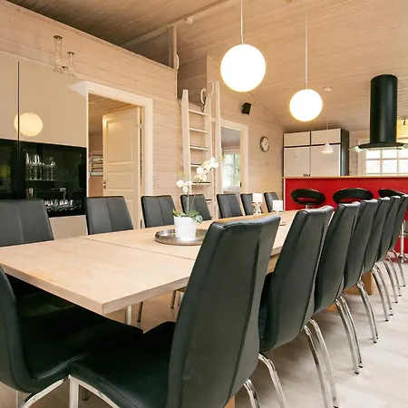 15 Person In Hals-by Traum Hals