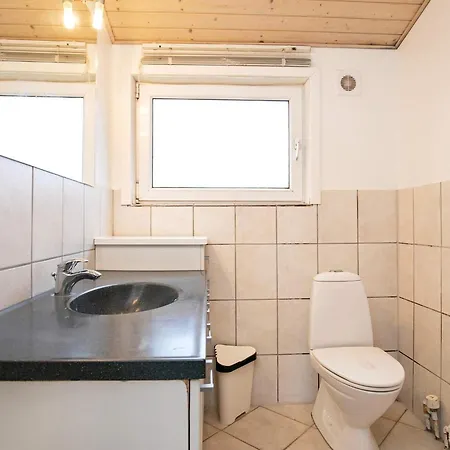 15 Person In Hals-by Traum