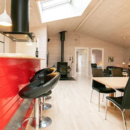 15 Person In Hals-by Traum Hals