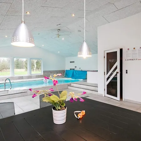 15 Person In Hals-by Traum * Hals