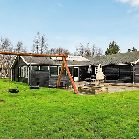 15 Person In Hals-by Traum * Hals