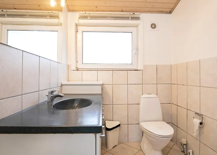 15 Person In Hals-by Traum