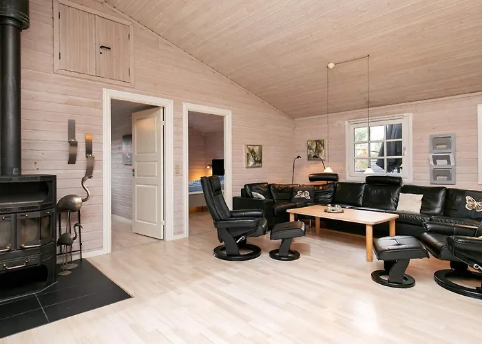 15 Person In Hals-by Traum *