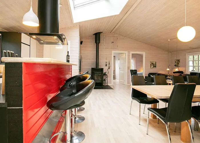 15 Person In Hals-by Traum Hals