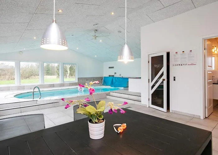 15 Person In Hals-by Traum * Hals