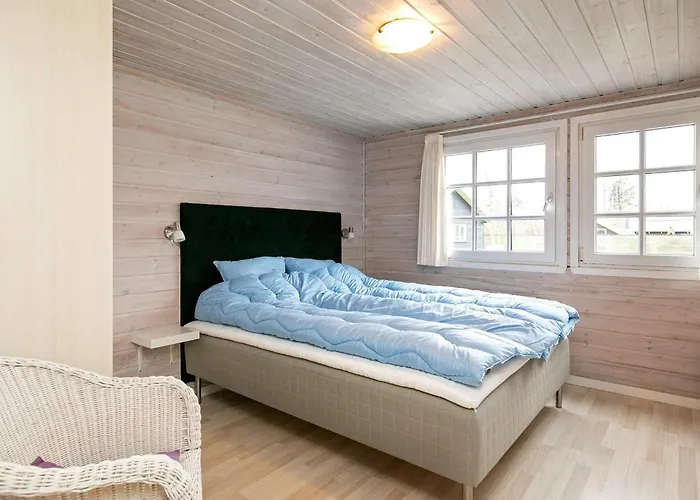 15 Person In Hals-by Traum